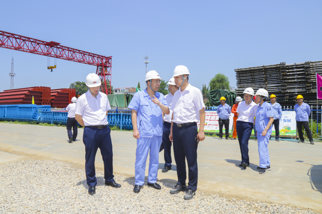 光大銀行洛陽分行行長苗長海、副行長夏冰等一行到萬基控股集團(tuán)調(diào)研