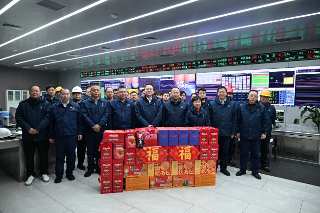 新春慰問(wèn)暖一線 凝心聚力啟新程 萬(wàn)基控股集團(tuán)總經(jīng)理周永丹帶隊(duì)慰問(wèn)堅(jiān)守生產(chǎn)一線員工