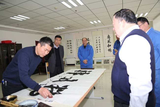 中國(guó)書法家協(xié)會(huì)會(huì)員趙昌林到我公司開(kāi)展書法創(chuàng)作